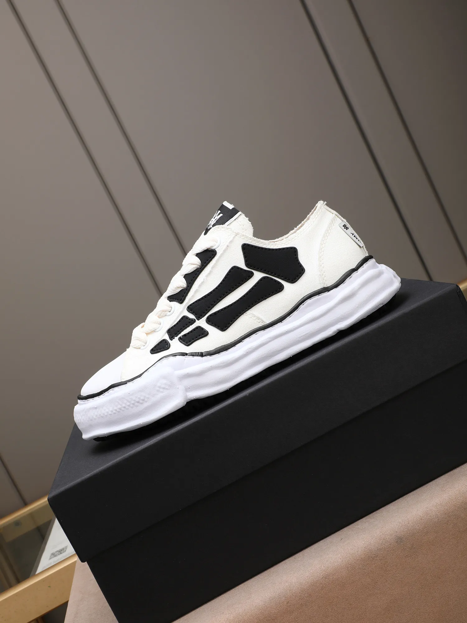 Men's shoes 💰520 AMIRI × Maison MIHARA YASUHIRO Bone Dissolving Shoes Brand Order Original Order Quality 🌈 AMIRIxMMY work together to launch joint shoes that cleverly integrate the classic designs of the two brands. The handmade clay mold soles and AMIRI's signature BONES leather embroidery details are a major feature of the shoes, showing unique craftsmanship and style 🚩 Material: upper original custom-made space Monica canvas! Lining: original technical cloth, outsole: original molded EVA foam bottom, code number: women's 35-39 (40, custom-made, non-refundable), men 39-44 (45, custom-made, non-refundable), full set of counter original packaging